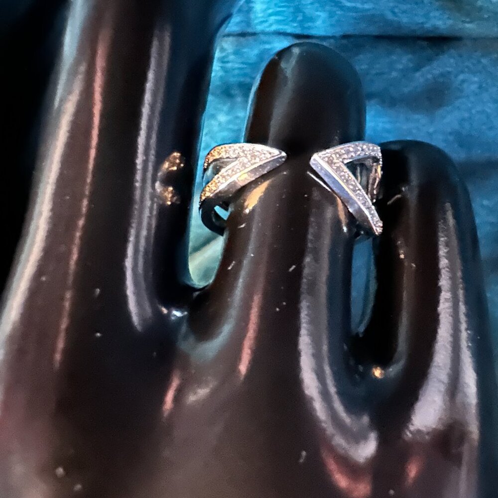 V shaped open adjustable ring sz 6